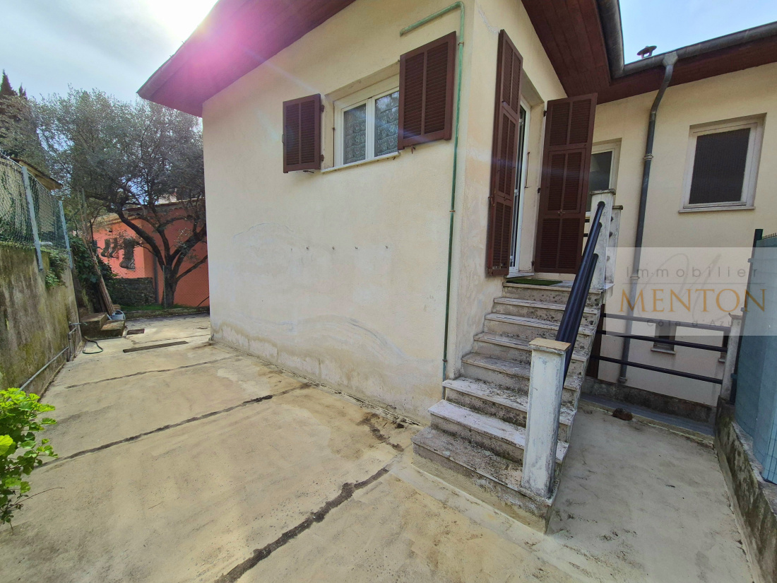 accès de  la cuisine à la terrasse et au jardin