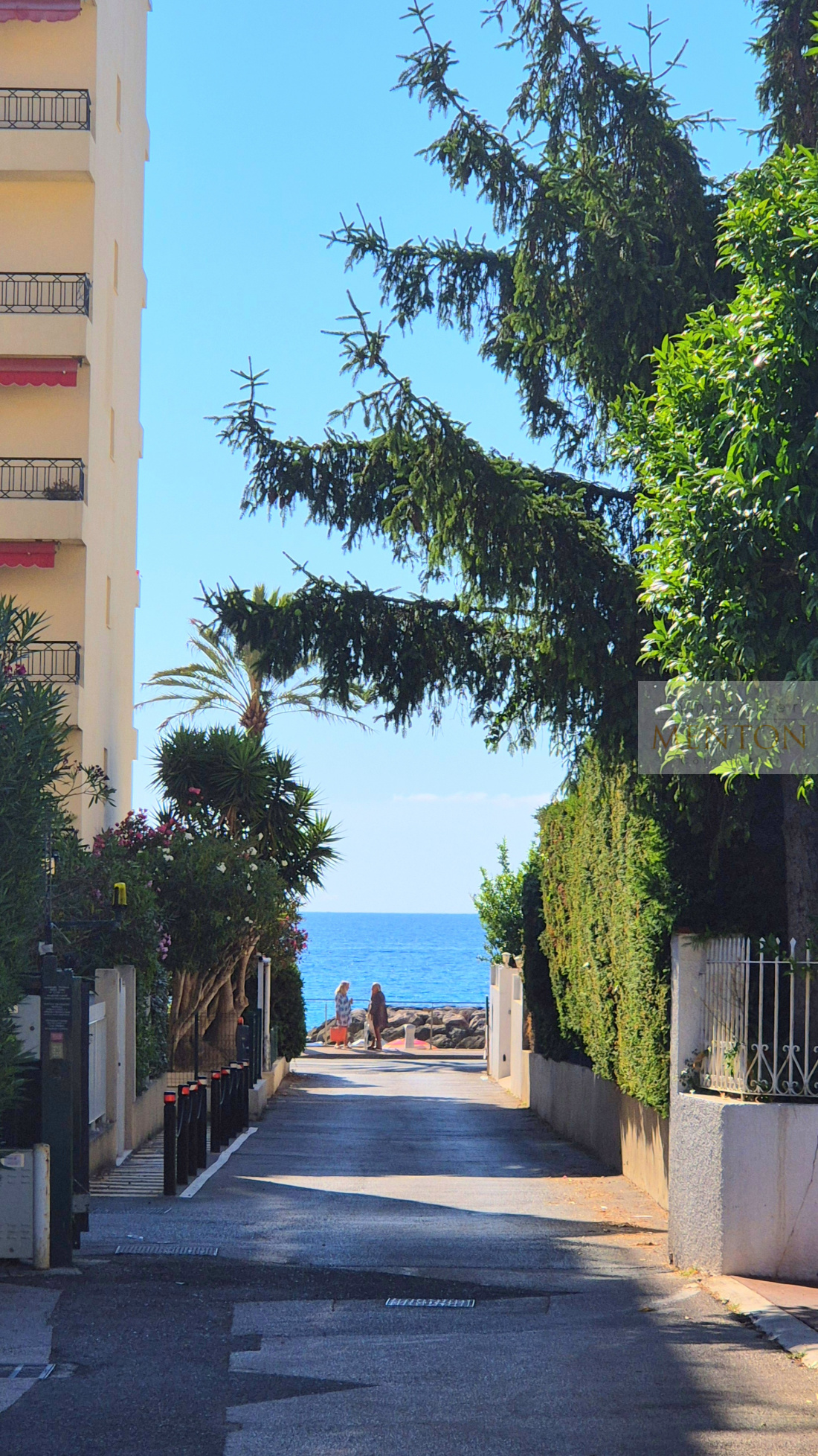 accès direct à la plage , vue de la sortie de l 'immeuble.