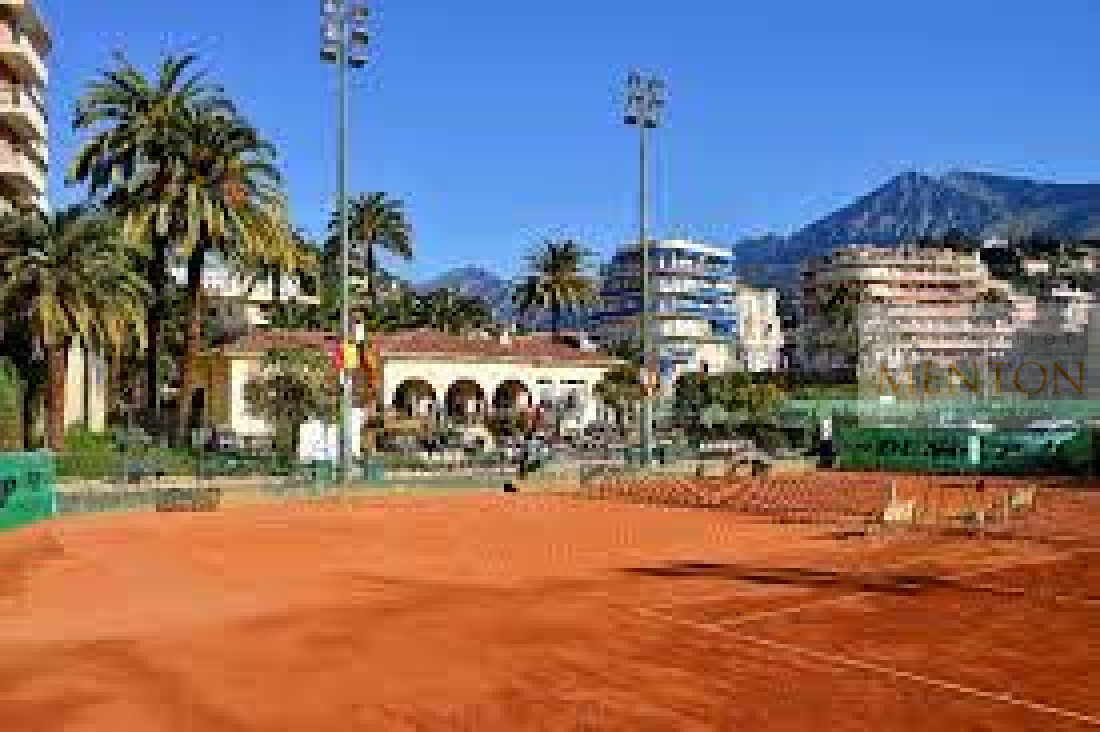 A 200 m des tennis menton centre.